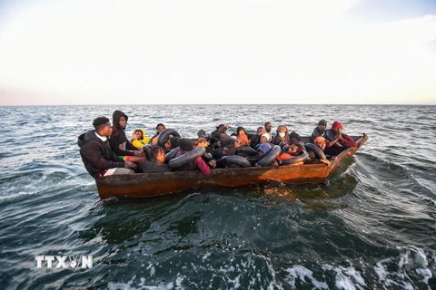Người di cư lênh đênh trên Địa Trung Hải, ngoài khơi tỉnh Sfax, Tunisia. (Ảnh: AFP/TTXVN)