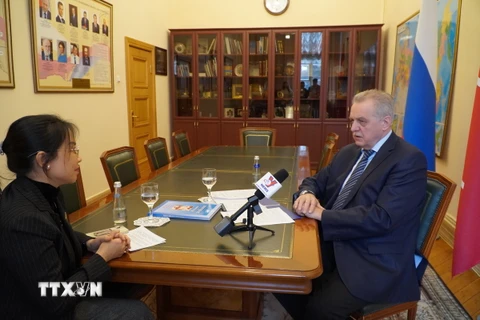 Chủ tịch Ủy ban đối ngoại thành phố Saint Petersburg trả lời phỏng vấn phóng viên TTXVN. (Ảnh: TTXVN phát)