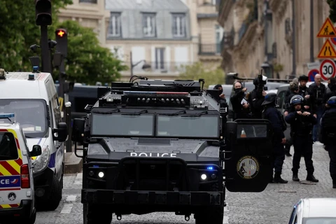 Cảnh sát Pháp đứng bảo vệ xung quanh tòa nhà lãnh sự của Iran tại Paris ngày 19/4/2024. (Ảnh: Reuters)