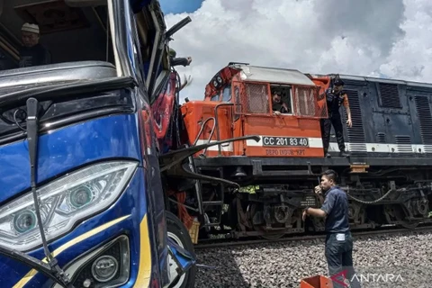 Hiện trường vụ tai nạn giữa tàu hỏa và xe buýt ở Nam Sumatra, Indonesia. (Nguồn: Antara)