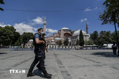 Cảnh sát tuần tra trên đường phố tại Istanbul, Thổ Nhĩ Kỳ. (Ảnh: AFP/TTXVN)