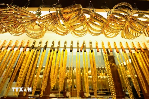 Vàng trang sức được bày bán tại cửa hàng ở California, Mỹ. (Ảnh: AFP/TTXVN)