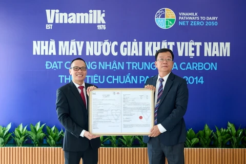 Ông Lê Duyên Anh, Tổng giám đốc BSI Việt Nam (bên trái) trao chứng nhận trung hòa carbon cho ông Nguyễn Thế Hòa - Giám đốc Nhà máy Nước giải khát Việt Nam.