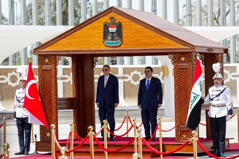 Tổng thống Thổ Nhĩ Kỳ Recep Tayyip Erdogan (trái) và Thủ tướng Iraq Shia al-Sudani tại lễ đón ở Sân bay quốc tế Baghdad, ngày 22/4/2024. (Ảnh: Reuters)