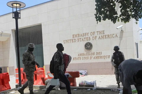 Lực lượng an ninh đứng gác bên ngoài Đại sứ quán Mỹ tại Haiti. (Ảnh: Reuters)