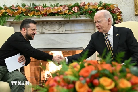 Tổng thống Mỹ Joe Biden (phải) và Tổng thống Ukraine Volodymyr Zelensky trong cuộc gặp tại Nhà Trắng, Washington DC., ngày 12/12/2023. (Ảnh: AFP/TTXVN)