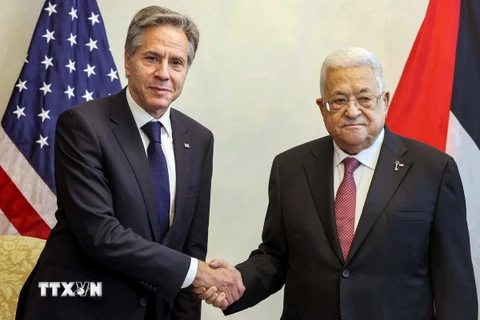 Ngoại trưởng Mỹ Antony Blinken (trái) trong cuộc gặp với Tổng thống Palestine Mahmoud Abbas (phải) tại Amman, Jordan, ngày 13/10/2023. (Ảnh: AFP/TTXVN)