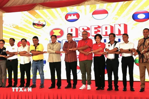 Đại sứ các quốc gia thành viên ASEAN tại Campuchia thực hiện nghi thức khai mạc Hội chợ văn hóa và ẩm thực Bazaar ASEAN. (Ảnh: Hoàng Minh/TTXVN)