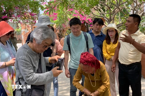 Du khách Hàn Quốc tham quan, tìm hiểu nghệ thuật làm gốm của đồng bào Chăm làng Bàu Trúc ở thị trấn Phước Dân (huyện Ninh Phước). (Ảnh: TTXVN phát)