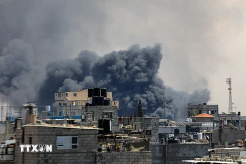 Khói bốc lên sau cuộc không kích trong xung đột Hamas-Israel tại Rafah, Dải Gaza, ngày 7/5/2024. (Ảnh: THX/TTXVN)