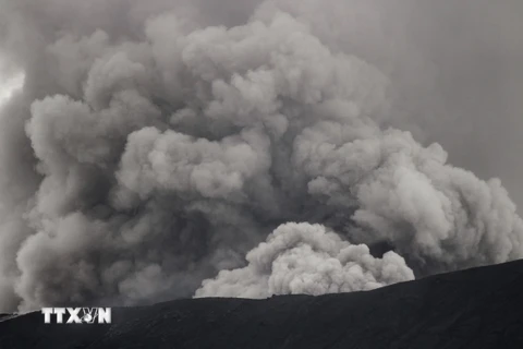 Núi lửa Marapi ở Tây Sumatra, Indonesia phun tro bụi ngày 6/12/2023. (Ảnh: AFP/TTXVN)