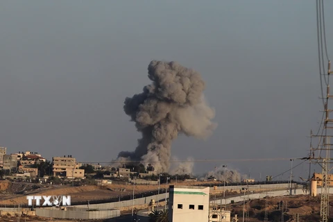 Khói bốc lên sau cuộc không kích trong xung đột Hamas-Israel tại Rafah, Dải Gaza, ngày 14/5/2024. (Ảnh: THX/TTXVN)