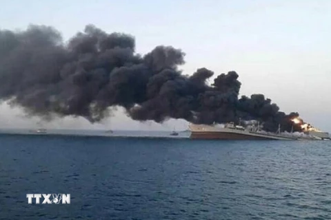 Khói bốc lên ngùn ngụt từ một con tàu bị lực lượng Houthi tấn công trên Biển Đỏ. (Ảnh: IRNA/TTXVN)