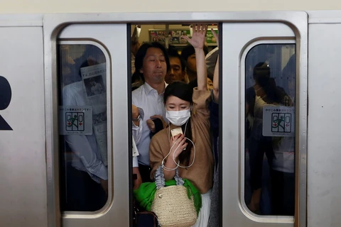 Hành khách trên một toa tàu đông đúc ở tỉnh Kawasaki, Nhật Bản. (Ảnh: Reuters)