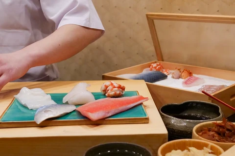 Đầu bếp Satoru Araki đang chuẩn bị các món ăn đặc trưng của nhà hàng Sushi Satoru. (Nguồn: Nikkei Asia)