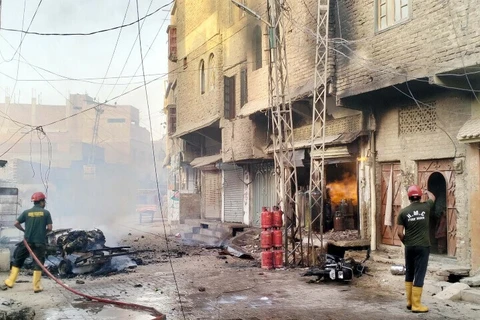 Lực lượng cứu hỏa nỗ lực dập tắt đám cháy sau vụ nổ cửa hàng bán gas ở Hyderabad, Pakistan. (Nguồn: Dawn)