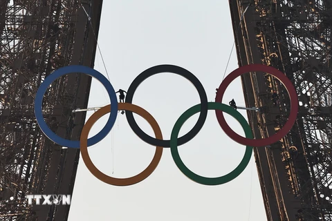 Biểu tượng Olympic được dựng trên tháp Eiffel ở thủ đô Paris, Pháp, ngày 7/6/2024. (Ảnh: THX/TTXVN)
