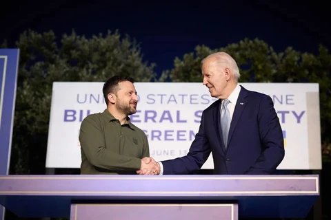 Tổng thống Mỹ Joe Biden và người đồng cấp Ukraine Volodymyr Zelensky ký thỏa thuận an ninh. (Nguồn: Getty)