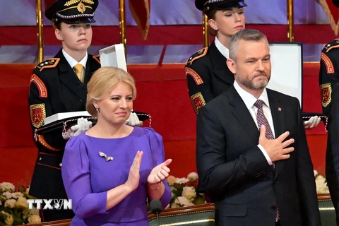 Ông Peter Pellegrini (phải) tuyên thệ nhậm chức Tổng thống Slovakia ở Bratislava, ngày 15/6/2024. (Ảnh: AFP/TTXVN)