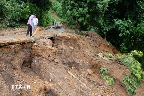 Một tuyến đường thuộc huyện Bảo Lạc (Cao Bằng) bị sạt lở, gây nguy hiểm cho người và phương tiện lưu thông trên đường. (Ảnh: TTXVN phát)