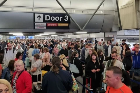 Hành khách bị hủy, hoãn chuyến bay do sự cố mất điện tại sân bay Manchester, Anh. (Nguồn: Sky News)
