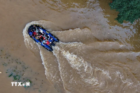 Lực lượng cứu hộ sơ tán người dân khỏi khu vực ngập lụt ở Quế Lâm, Khu tự trị dân tộc Choang Quảng Tây, Trung Quốc ngày 20/6/2024. (Ảnh: THX/TTXVN)