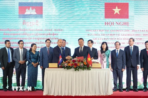 Lễ ký kết và trao Bản thỏa thuận hợp tác giai đoạn 2024-2029 giữa UBND tỉnh Tây Ninh với Ban Hành chính tỉnh Svay Rieng và Prey Veng (Campuchia). (Ảnh: Minh Phú/TTXVN)