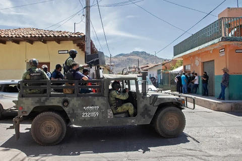 Binh sỹ Mexico tuần tra trên đường phố Aguililla. (Ảnh: AFP)