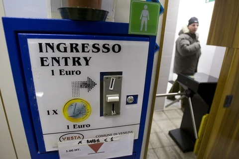 Một nhà vệ sinh phải trả phí ở Venice, Italy. (Ảnh: Reuters)