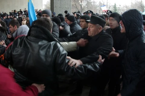 Xung đột giữa người biểu tình ủng hộ Nga và người biểu tình ủng hộ chính quyền lâm thời Ukraine tại khu vực Crimea. (Nguồn: AFP/TTXVN)