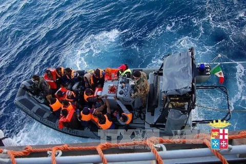 Hải quân Italy cứu một nhóm người nhập cư trái phép. (Nguồn: AFP/TTXVN)