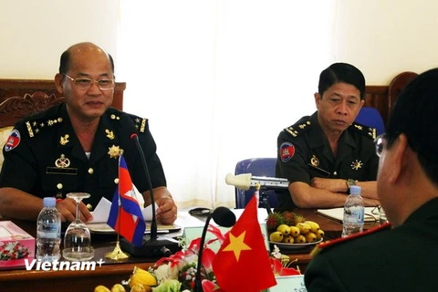 [Video] Bộ Quốc phòng giúp đỡ binh chủng pháo binh Campuchia 
