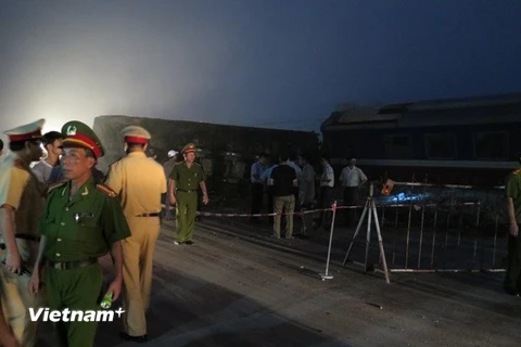 Video đầu máy xe lửa văng khỏi đường ray vì va xe tải ở Nam Định