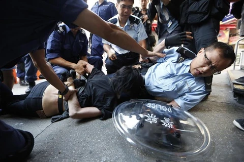 [Video] Đụng độ giữa người biểu tình và cảnh sát ở Hong Kong