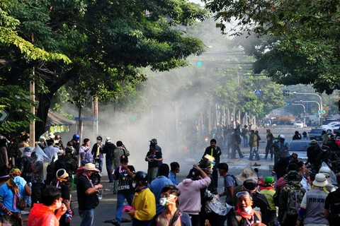 Người biểu tình chống chính phủ xung đột với cảnh sát chống bạo động ở Bangkok. (Ảnh: THX/TTXVN)