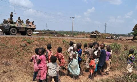 Trẻ em xem những người lính Pháp và Rwanda hộ tống một đoàn xe cung cấp từ Cameroon ngày 27/1 tại Bangui, Cộng hòa Trung Phi. (Ảnh: AFP)