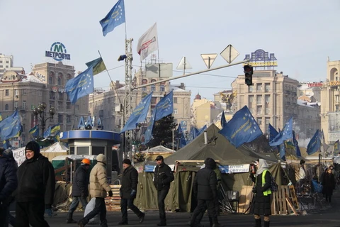 Người biểu tình chống Chính phủ Ukraine tập trung tại Quảng trường Độc lập ở thủ đô Kiev, Ukraine. (Ảnh: Duy Trinh/TTXVN)