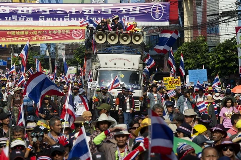 Cử tri Thái phá dỡ sân khấu của người biểu tình ở Bangkok