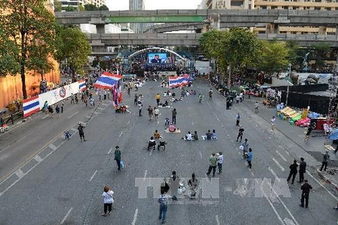 Cảnh thưa thớt người biểu tình chống chính phủ tại một trong những khu cắm trại của người biểu tình ở Bangkok ngày 1/3. (Ảnh: AFP/TTXVN)