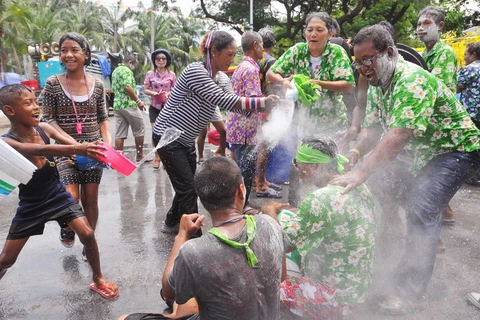 Lễ té nước cổ truyền mừng năm mới Songkran của Thái Lan. (Ảnh: THX/TTXVN)