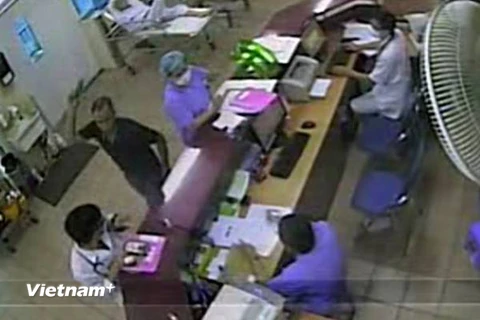 Đối tượng tên Dũng (áo đen) có hành động đánh nhân viên y tế. (Ảnh chụp từ camera của bệnh viện)