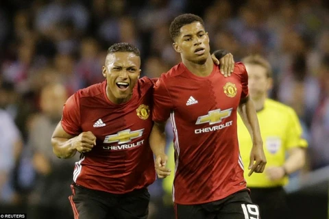 Rashford (phải) lại sắm vai người hùng của Manchester United. (Nguồn: Reuters)