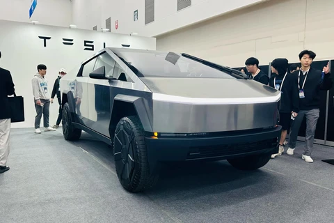 Tesla Cybertruck thu hút sự chú ý của khách tham quan FIX 2024. (Nguồn: Vietnam+)