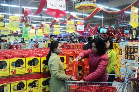 Người tiêu dùng đổ xô đi mua sắm Tết. (Ảnh: Thanh Tâm/Vietnam+)