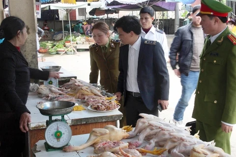 Lực lượng kiểm tra liên ngành đi kiểm tra các sản phẩm gia cầm tại chợ Tĩnh thuộc tỉnh Hà Tĩnh. (Ảnh: Đình Huệ/TTXVN)