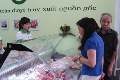 Khách hàng mua sản phẩm được trưng bày tại cửa hàng của hệ thống Green Food Hà Nội. (Ảnh: Thanh Tâm/Vietnam+)