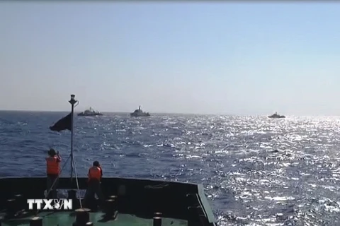 Ba tàu hải cảnh Trung Quốc vây chặn tàu Cảnh sát biển Việt Nam. (Ảnh: Công Định-Hữu Trung/TTXVN)