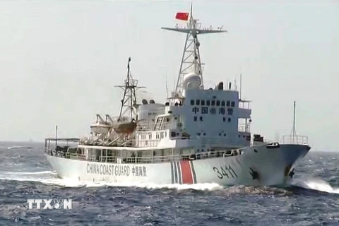 Tàu hải cảnh Trung Quốc cơ động tìm cách ngăn cản tàu Cảnh sát biển Việt Nam. (Ảnh: Định Công-Hữu Trung/TTXVN)