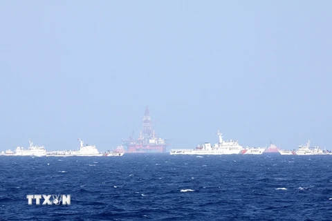 Tàu Trung Quốc triển khai dày đặc xung quanh giàn khoan Hải Dương-981. (Ảnh: Công Định-Hữu Trung/TTXVN)