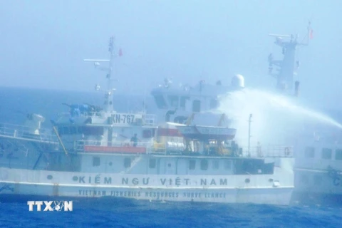 Các tàu Trung Quốc vây hãm và phun nước vào tàu Kiểm ngư Việt Nam. (Ảnh: Văn Sơn/TTXVN)